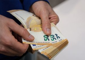 فروش ارز سهمیه‌ای ۱۰۰۰ یورویی به کل شبکه بانکی رسید