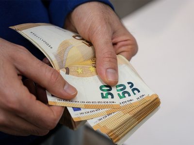 فروش ارز سهمیه‌ای ۱۰۰۰ یورویی به کل شبکه بانکی رسید