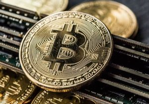 قیمت بیت‌کوین به پایین‌ترین سطح ۶ هفته‌ای سقوط کرد